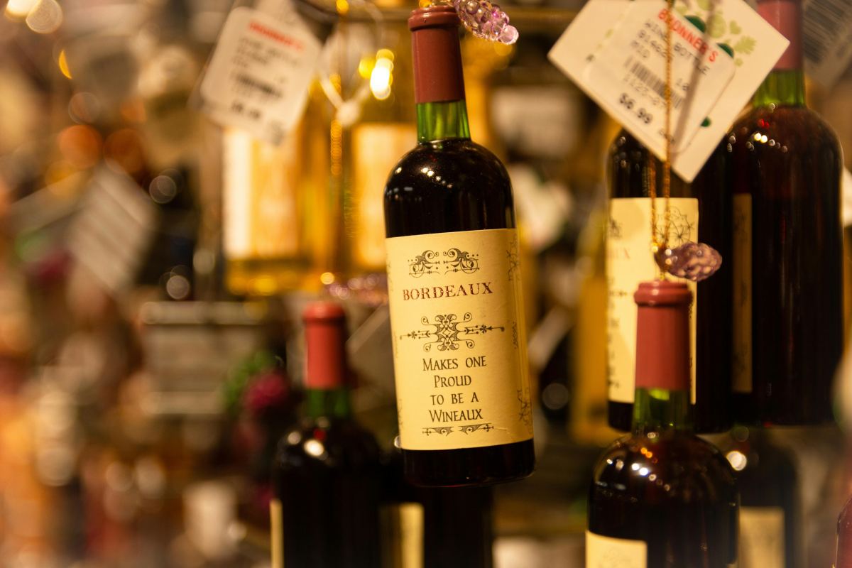 Nem, az alkohol az ételben nem fő el automatikusan